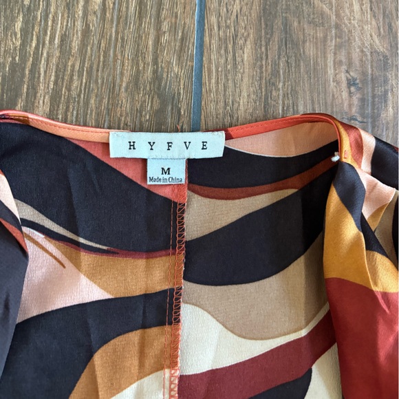 Hyfve Silky 70’s Inspired Cropped Top Size M - Picture 2 of 2